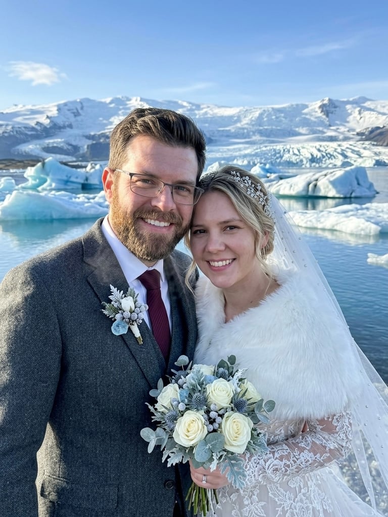 Nuestra boda en Islandia: nosotros recién casados frente al glaciar Jökulsárlón, ella con velo y ramo
