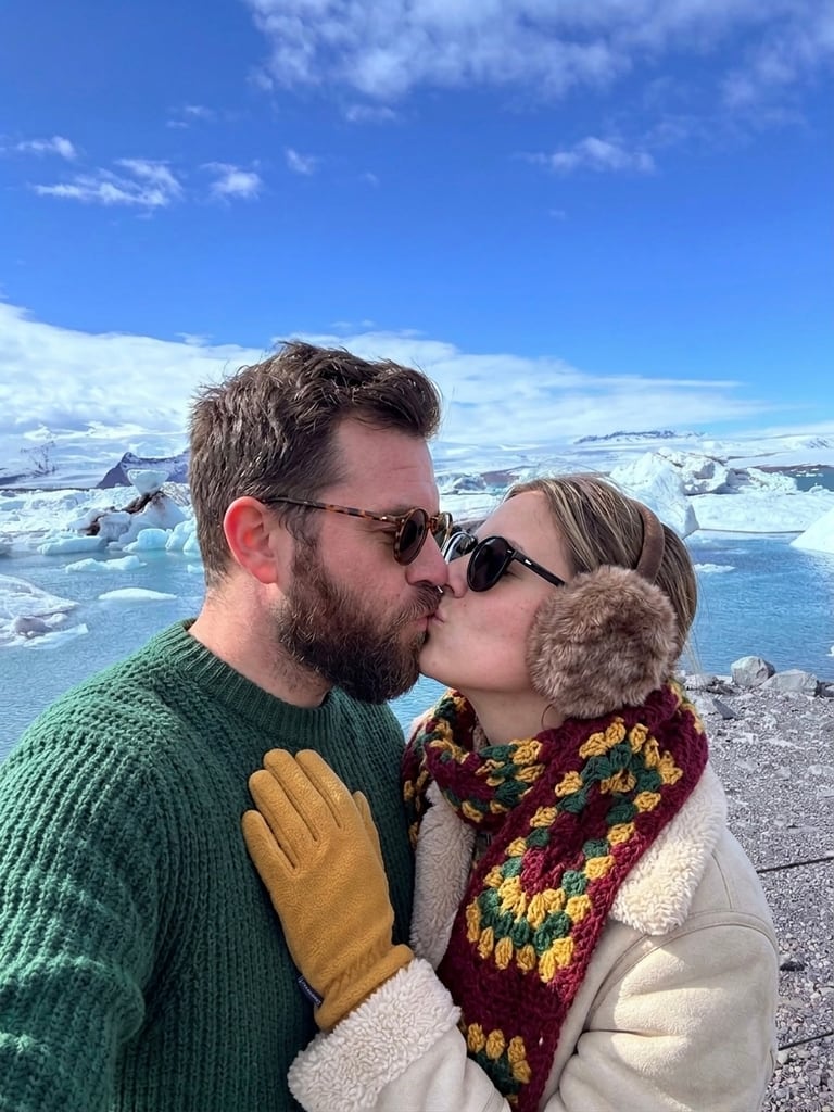 Nosotros, la pareja detrás de Preparo Mi Boda, besándonos frente al glaciar Jökulsárlón en Islandia